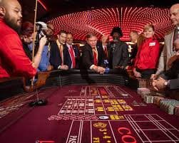 Antarmuka Diamond Empire di layar ponsel dengan dealer langsung dan kontrol taruhan